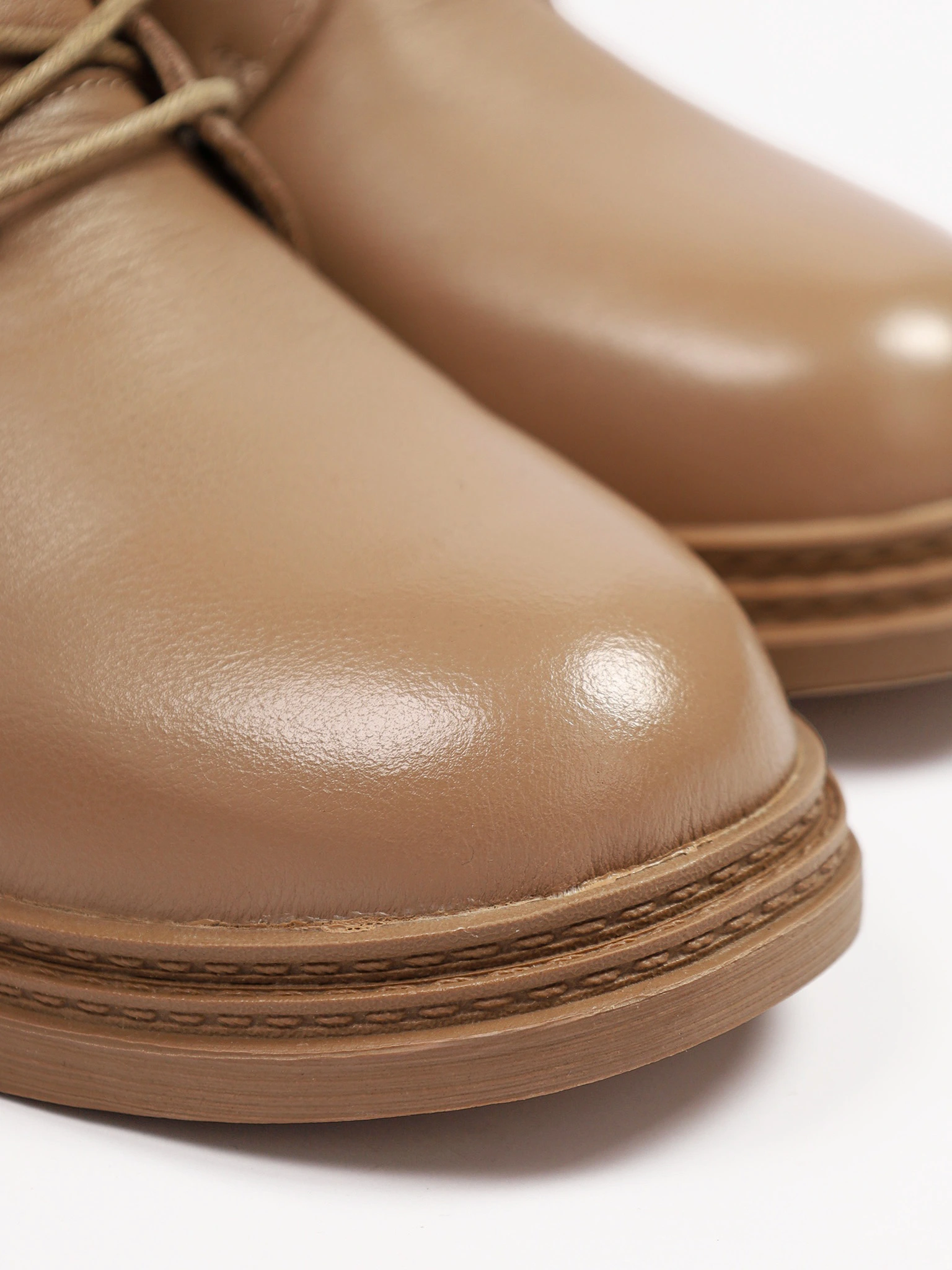 Ботинки бежевого цвета на среднем широком каблуке